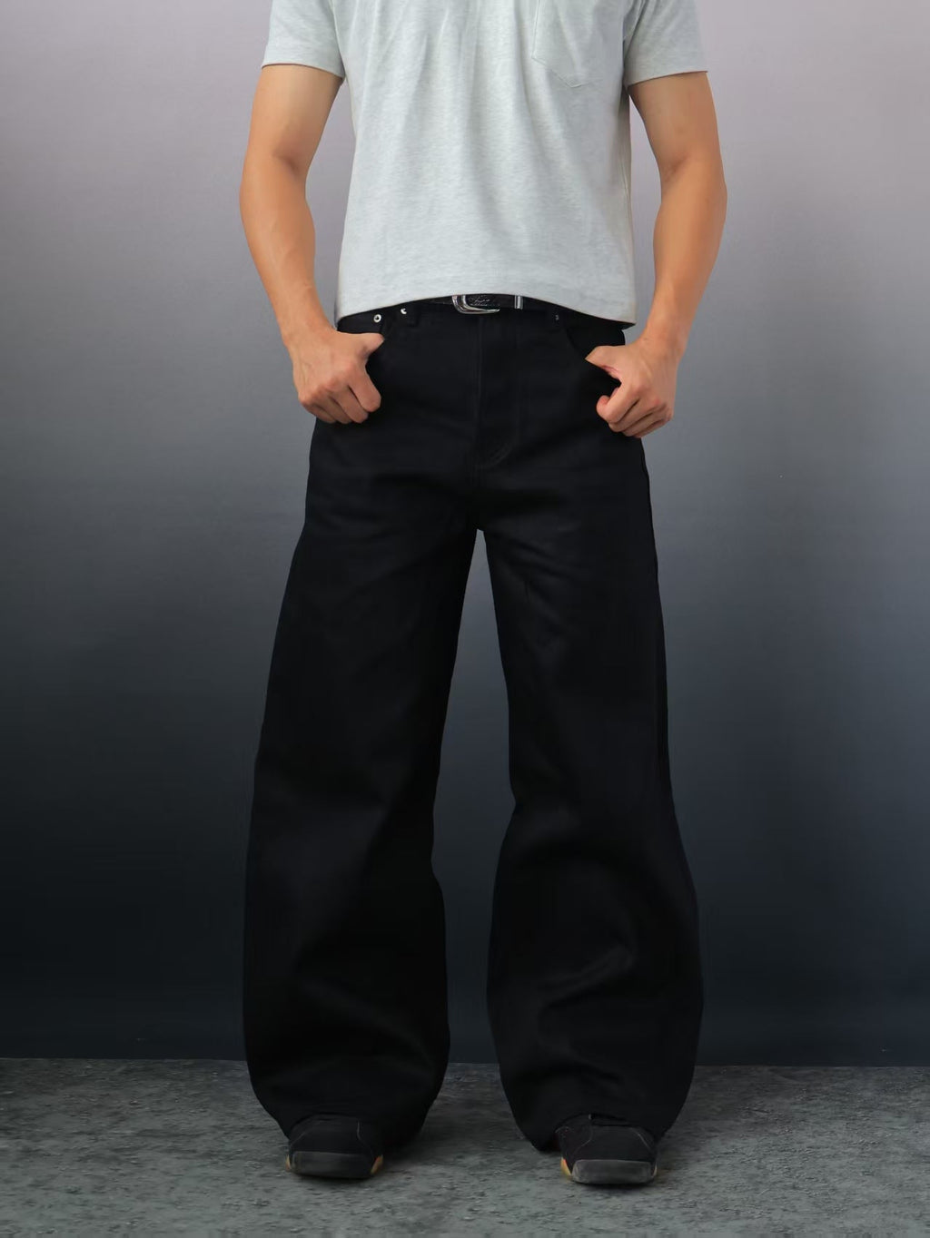Onyxsvarta påsiga jeans