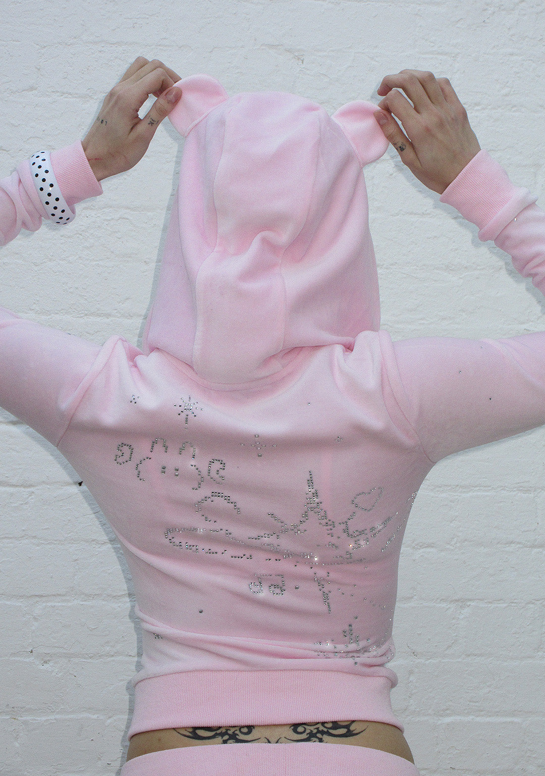 SWEAT-SHIRT ZIPPÉ À CAPUCHE DREAMER EN VELOURS AVEC STRASS ROSE BÉBÉ