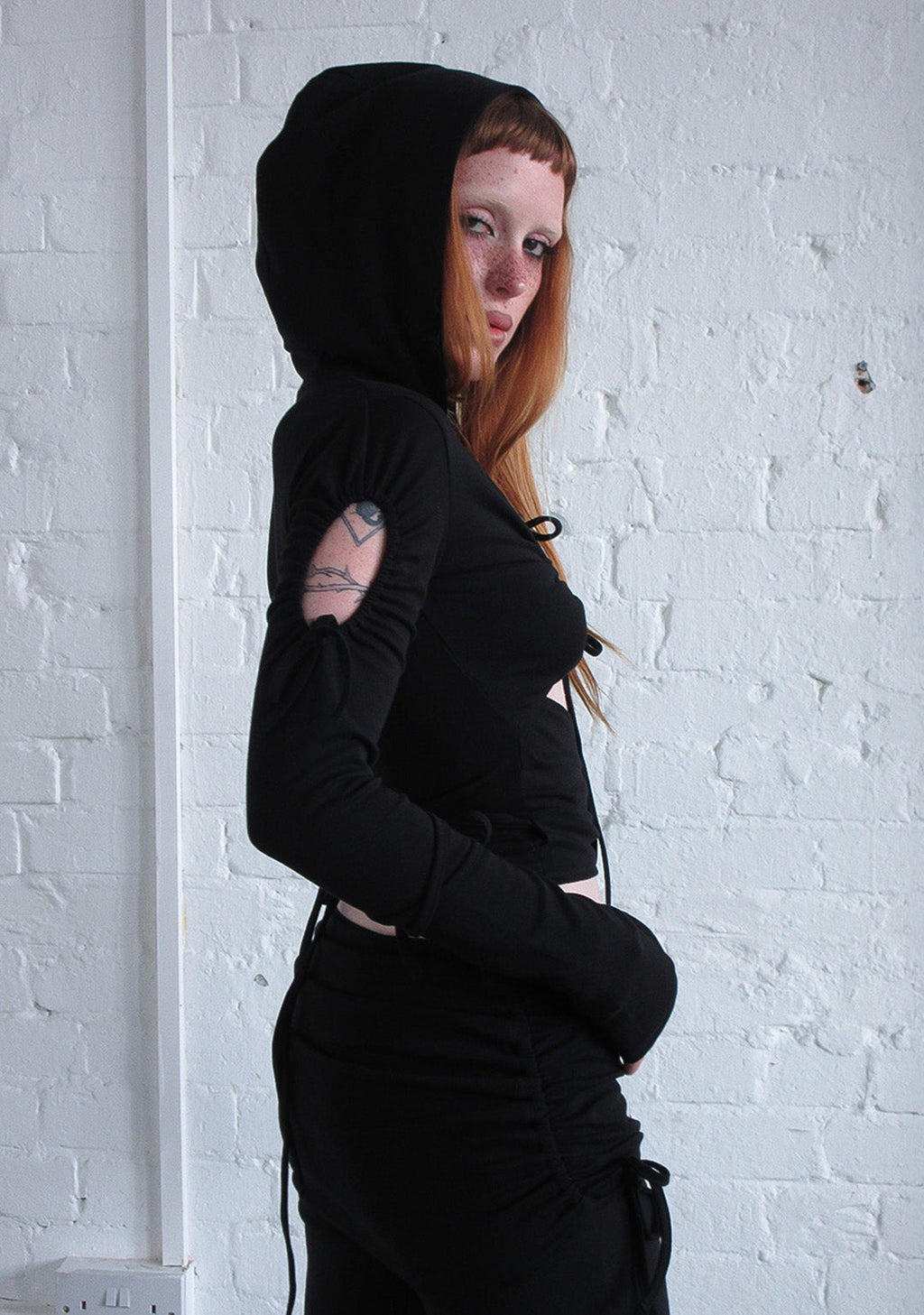 ENVY SCULPT STRETCH TIE-HOODIE SCHWARZ