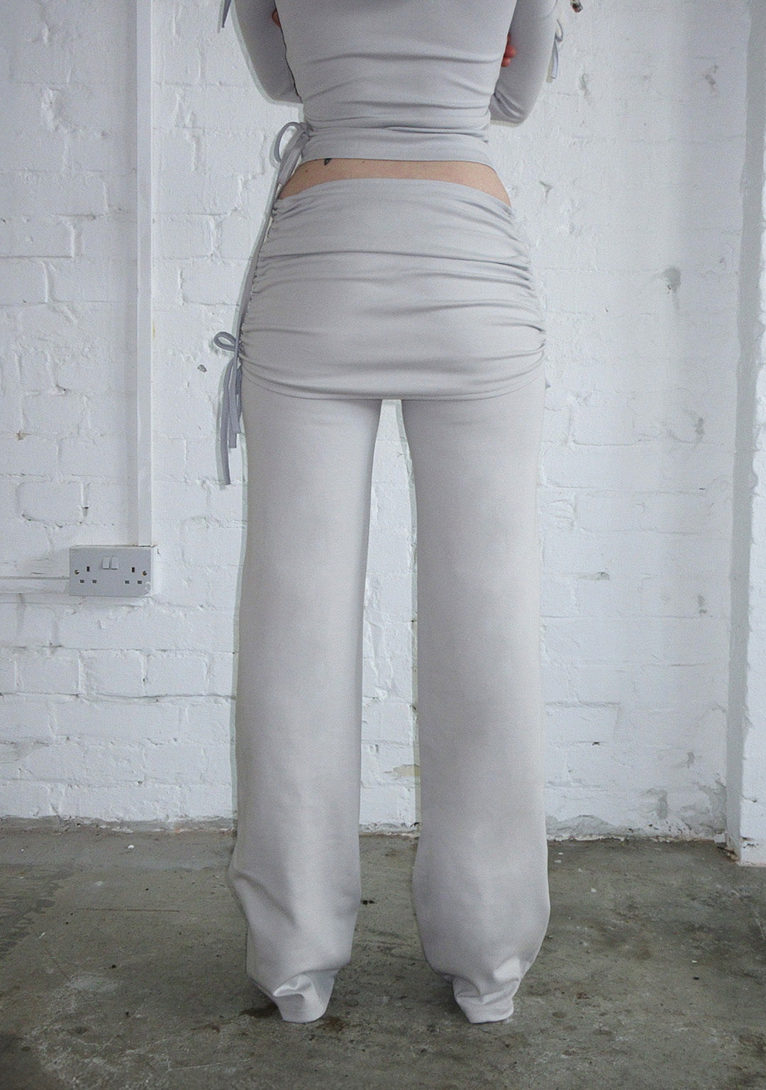 ENVY SCULPT STRETCH ZWEITEILIGES SET AUS ROCK UND HOSE NEBELGRAU