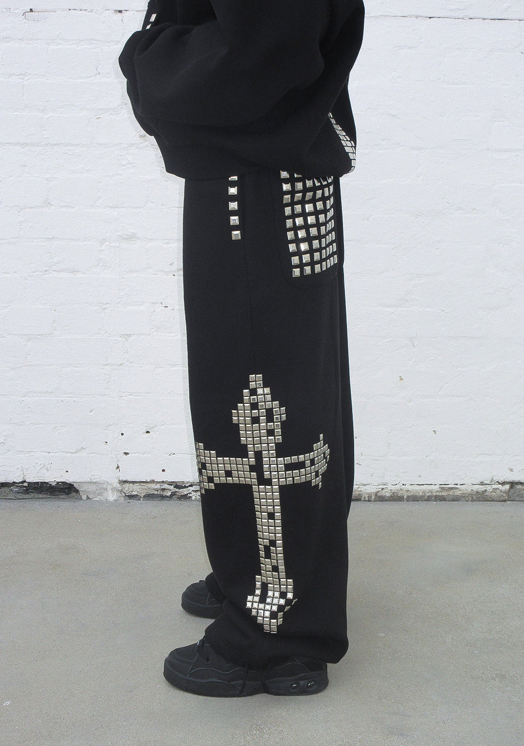Pantaloni della tuta oversize borchiati FAITHFUL NERI