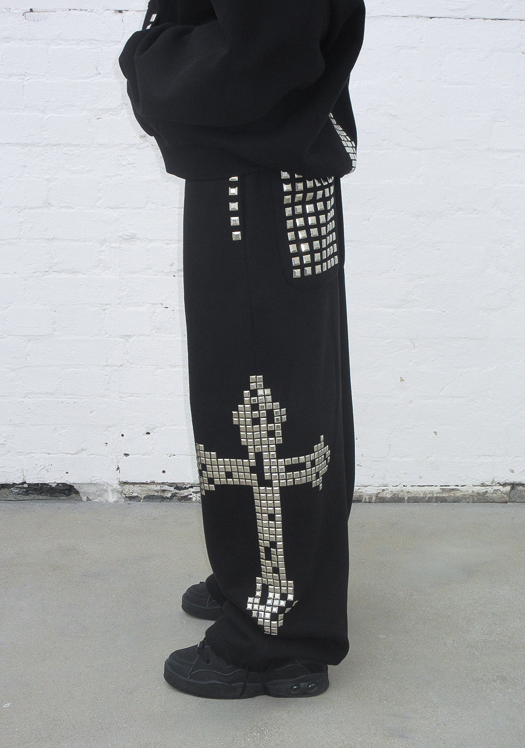Pantaloni della tuta oversize borchiati FAITHFUL NERI