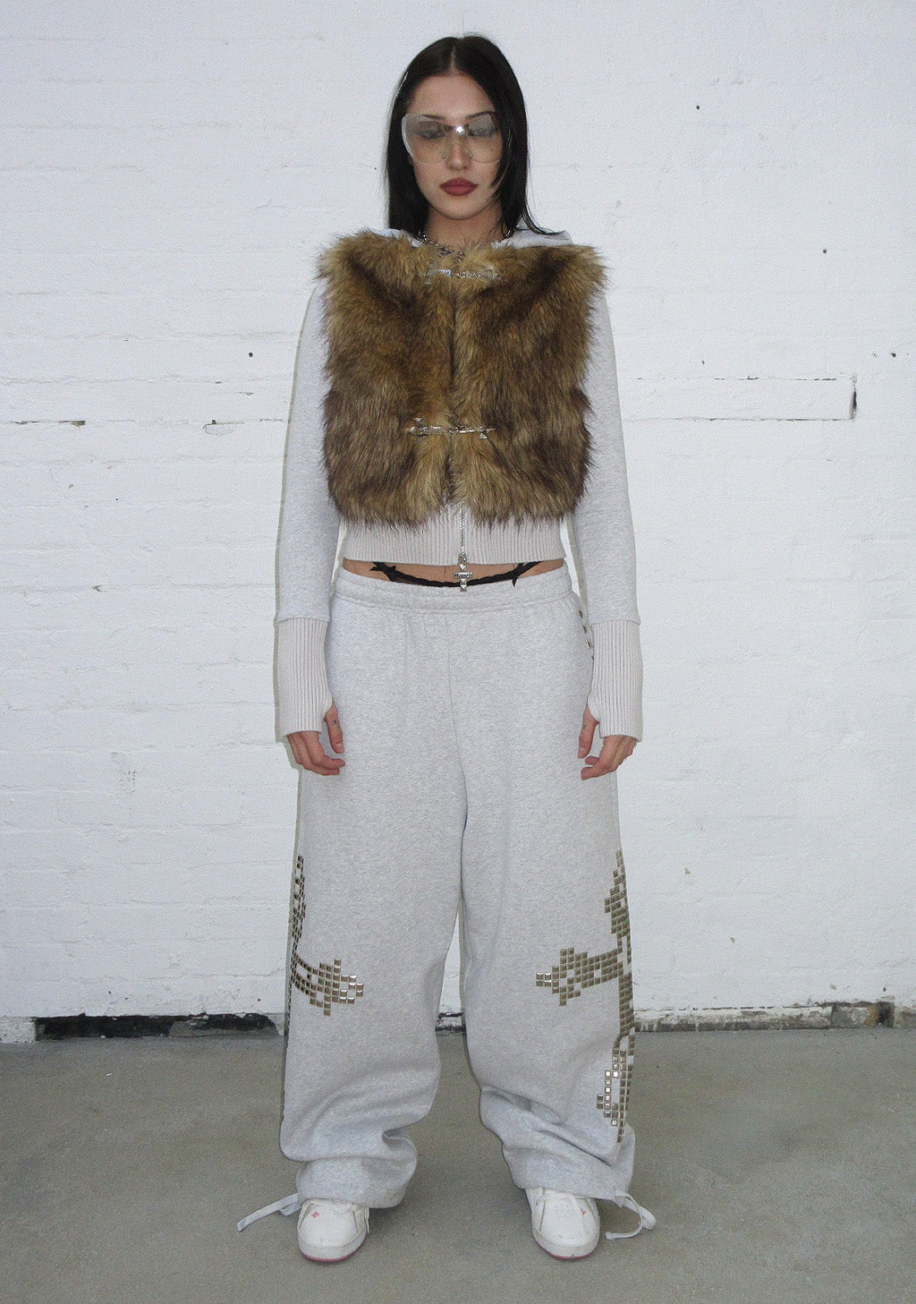 Pantaloni della tuta oversize borchiati FAITHFUL grigio melange
