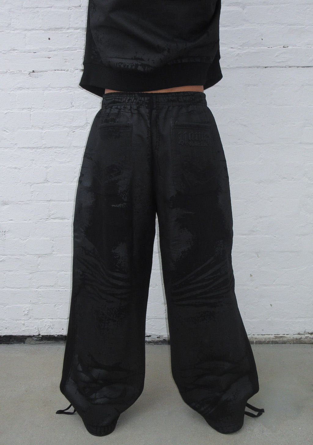 OVERSIZED-JOGGINGHOSE IN LEDEROPTIK SCHWARZ