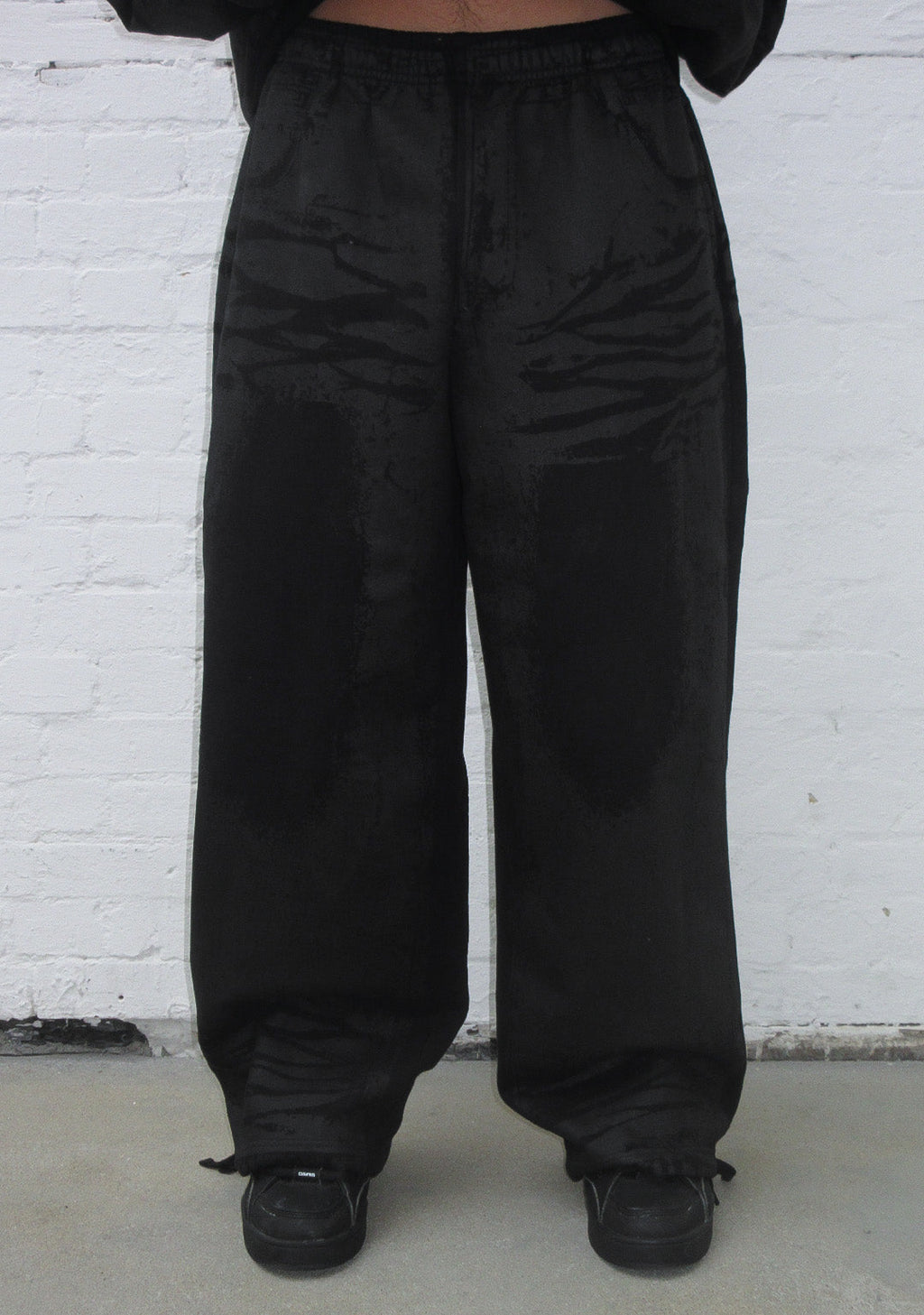 OVERSIZED-JOGGINGHOSE IN LEDEROPTIK SCHWARZ