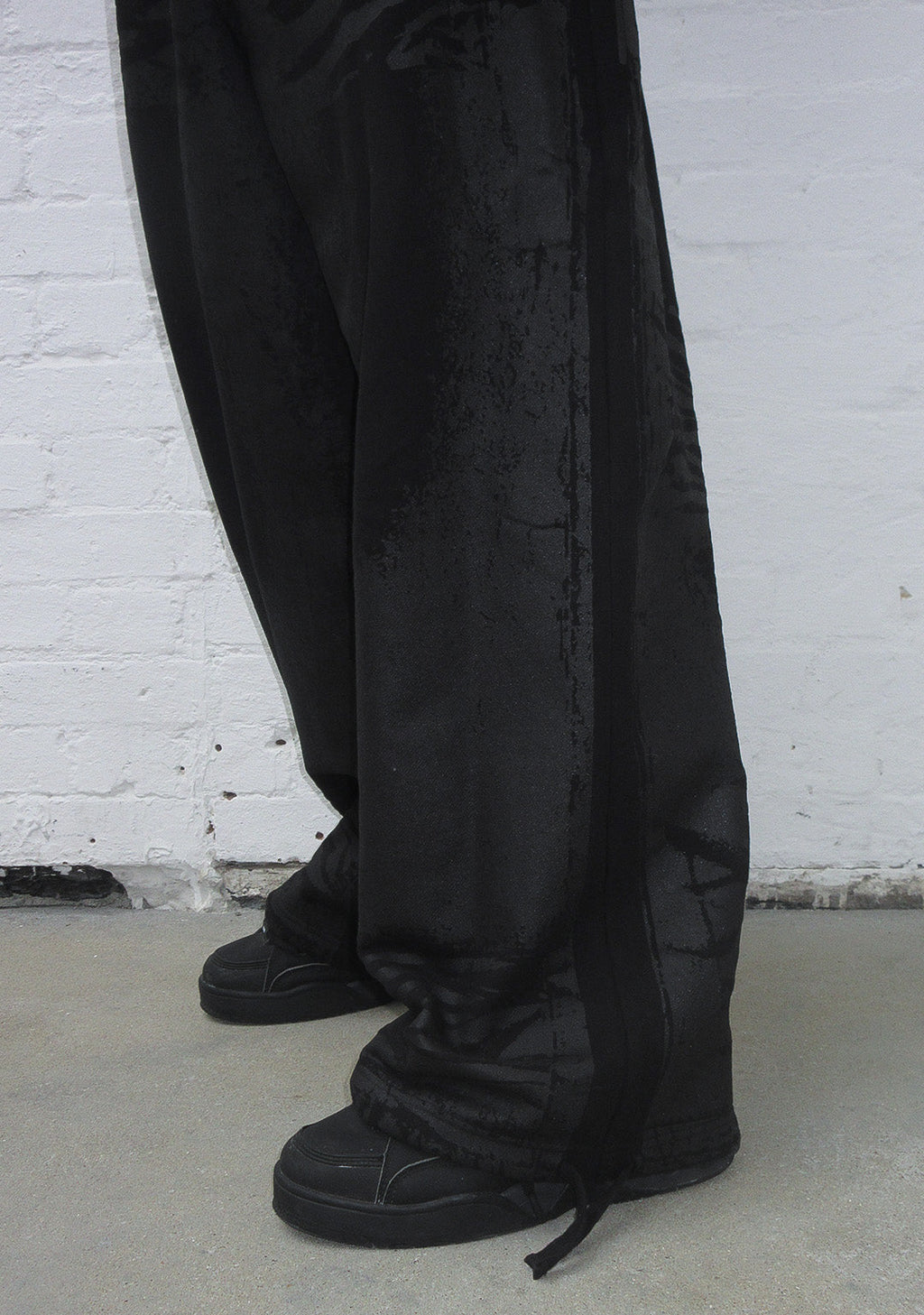 OVERSIZED-JOGGINGHOSE IN LEDEROPTIK SCHWARZ