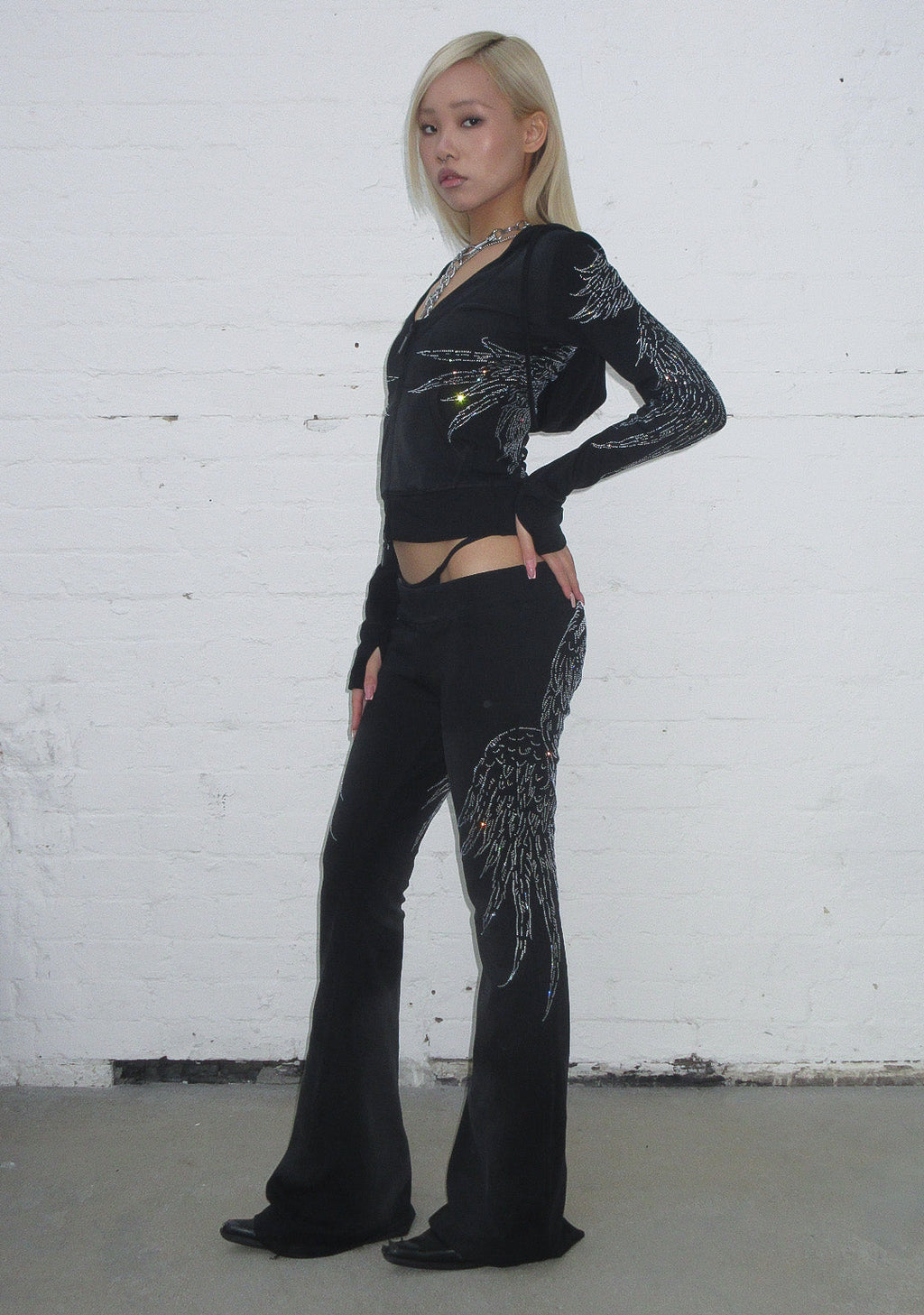 SWEAT À CAPUCHE EXTENSIBLE SCULPT AVEC STRASS TOMBÉS NOIR DÉLAVÉ