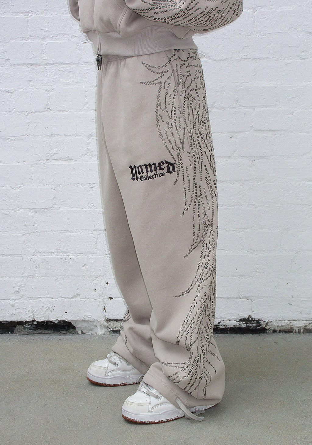 FALLEN nitsmyckade oversized mjukisbyxor benvita