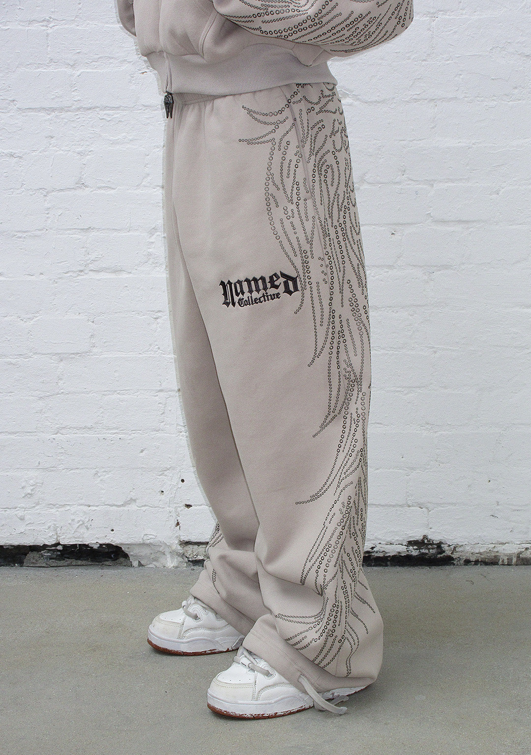 FALLEN nitsmyckade oversized mjukisbyxor benvita