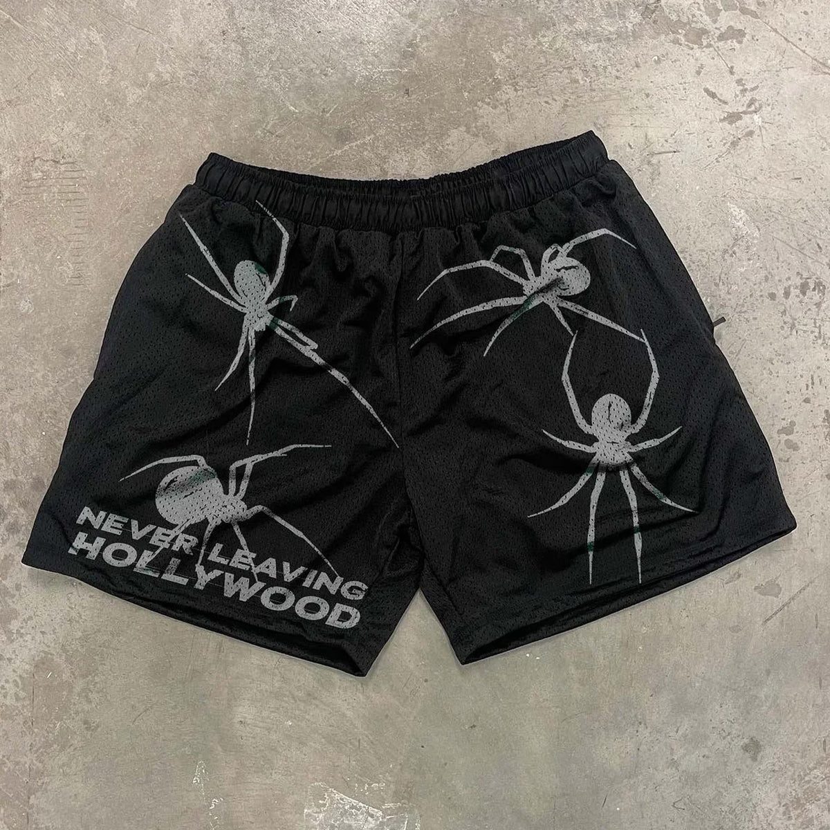 Meshshort met spinnen- en letterprint