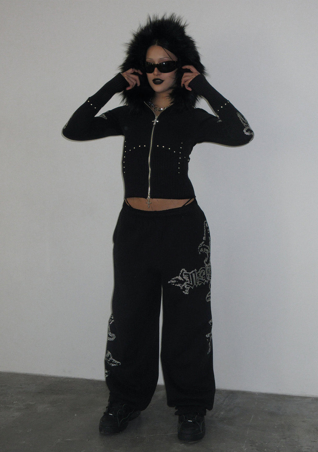 FERAL OVERSIZED-JOGGINGHOSE MIT NIETEN SCHWARZ