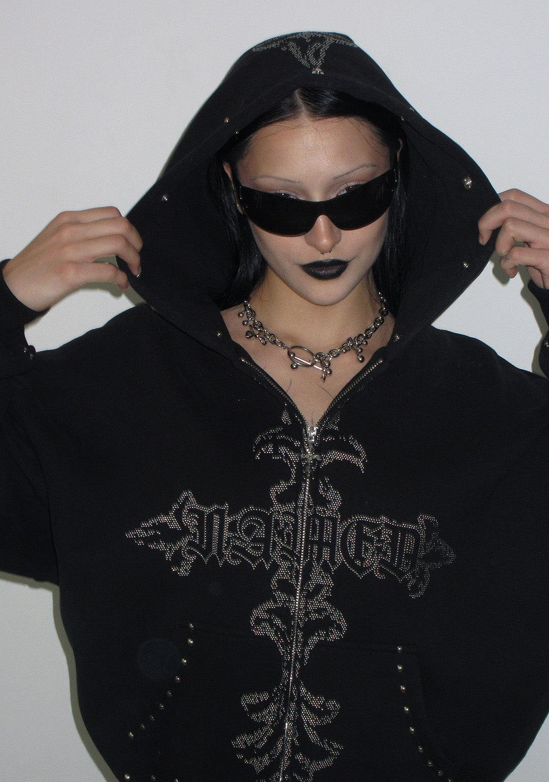 FERAL KUNSTFELL-HOODIE MIT NIETEN UND REISSVERSCHLUSS SCHWARZ (ABNEHMBARES FELL)