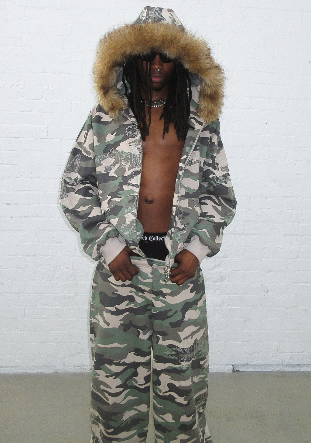 FERAL PANTALONES DEPORTIVOS OVERSIZE CON TACHUELAS, CAMUFLAJE