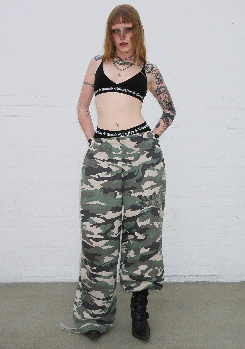 FERAL PANTALONES DEPORTIVOS OVERSIZE CON TACHUELAS, CAMUFLAJE