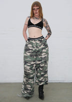 FERAL OVERSIZED-JOGGINGHOSE MIT NIETEN IN CAMO-OPTIK