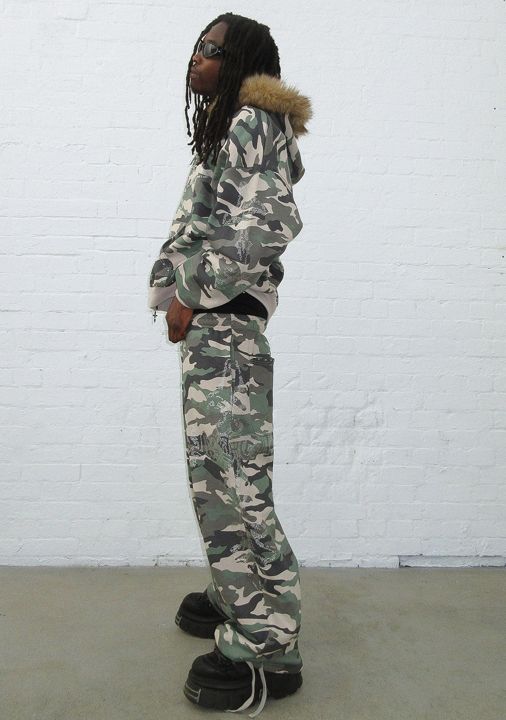FERAL PANTALONES DEPORTIVOS OVERSIZE CON TACHUELAS, CAMUFLAJE