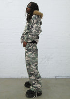 FERAL OVERSIZED-JOGGINGHOSE MIT NIETEN IN CAMO-OPTIK