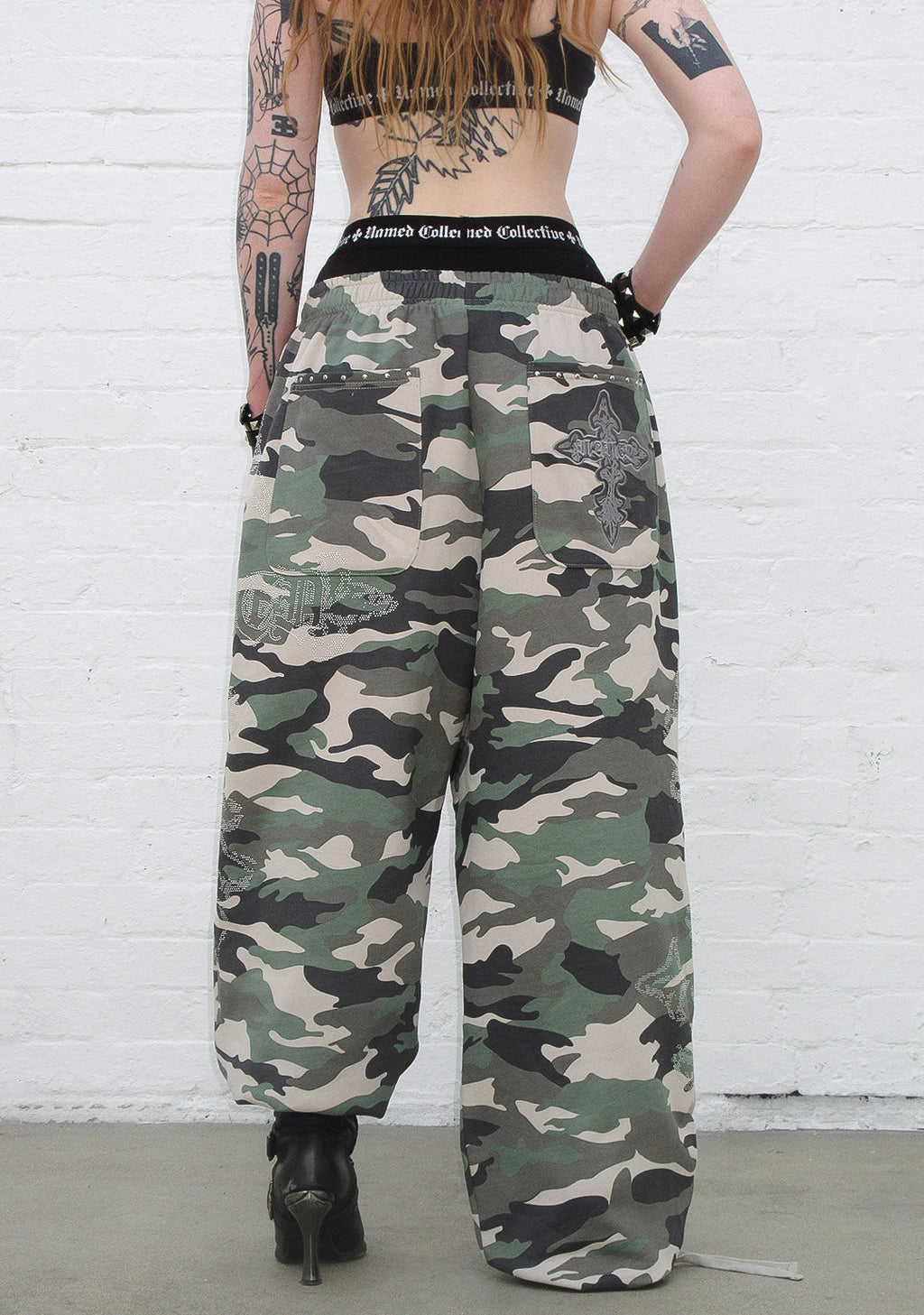 FERAL PANTALONES DEPORTIVOS OVERSIZE CON TACHUELAS, CAMUFLAJE