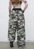 FERAL OVERSIZED-JOGGINGHOSE MIT NIETEN IN CAMO-OPTIK