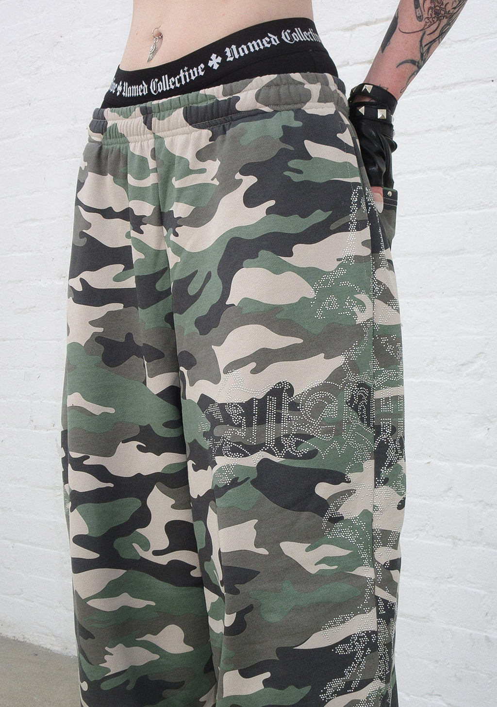 FERAL PANTALONES DEPORTIVOS OVERSIZE CON TACHUELAS, CAMUFLAJE