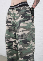 FERAL OVERSIZED-JOGGINGHOSE MIT NIETEN IN CAMO-OPTIK