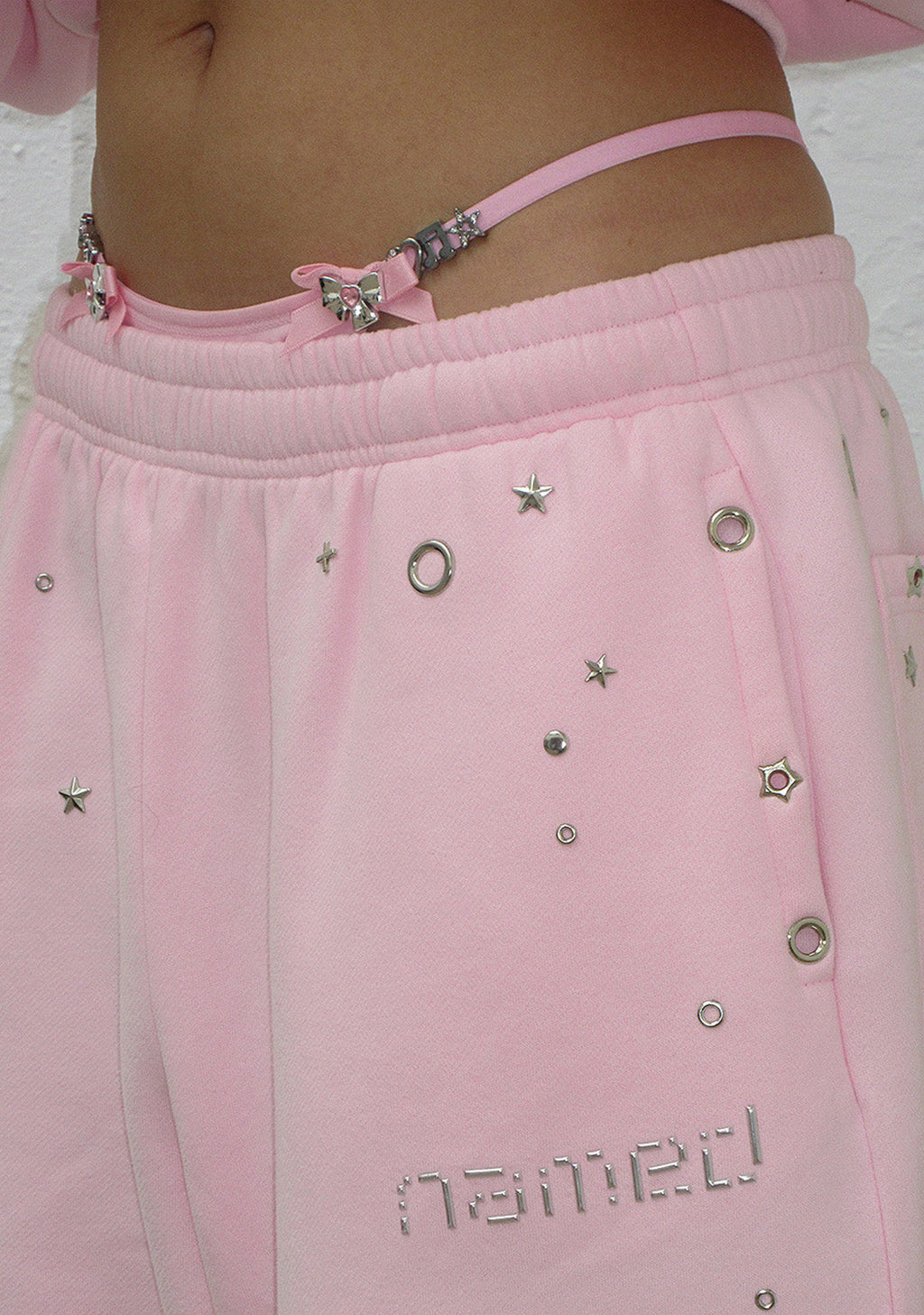 PANTALON DE JOGGING OVERSIZE À ŒILLETS GLITCH ROSE BÉBÉ