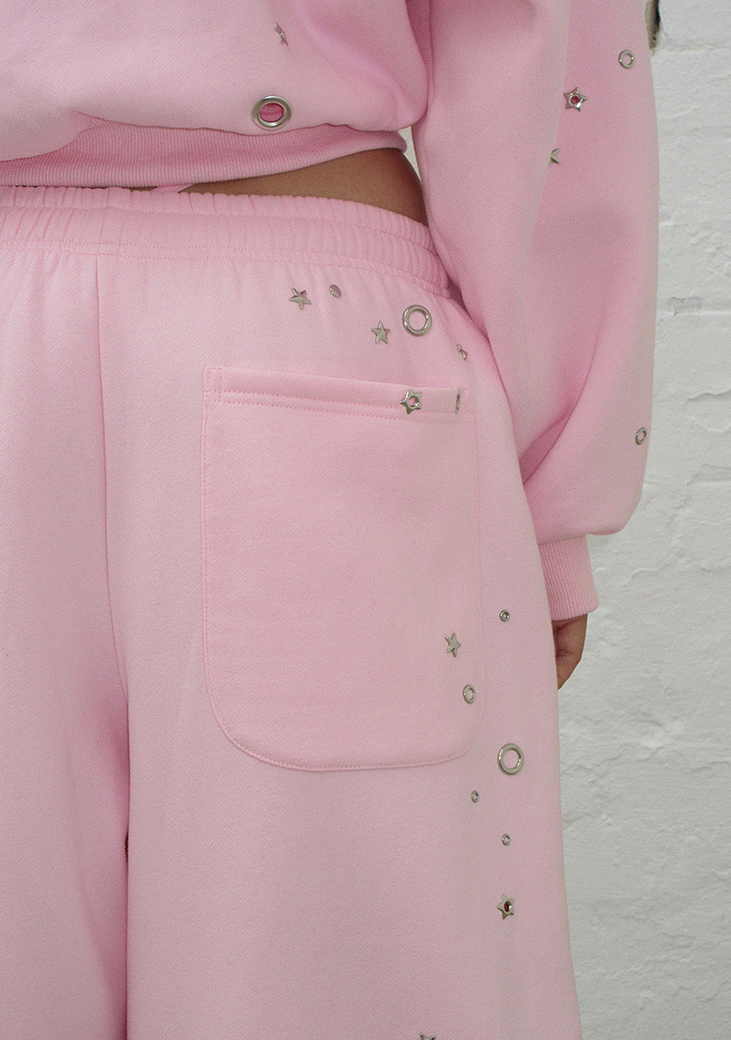 PANTALON DE JOGGING OVERSIZE À ŒILLETS GLITCH ROSE BÉBÉ