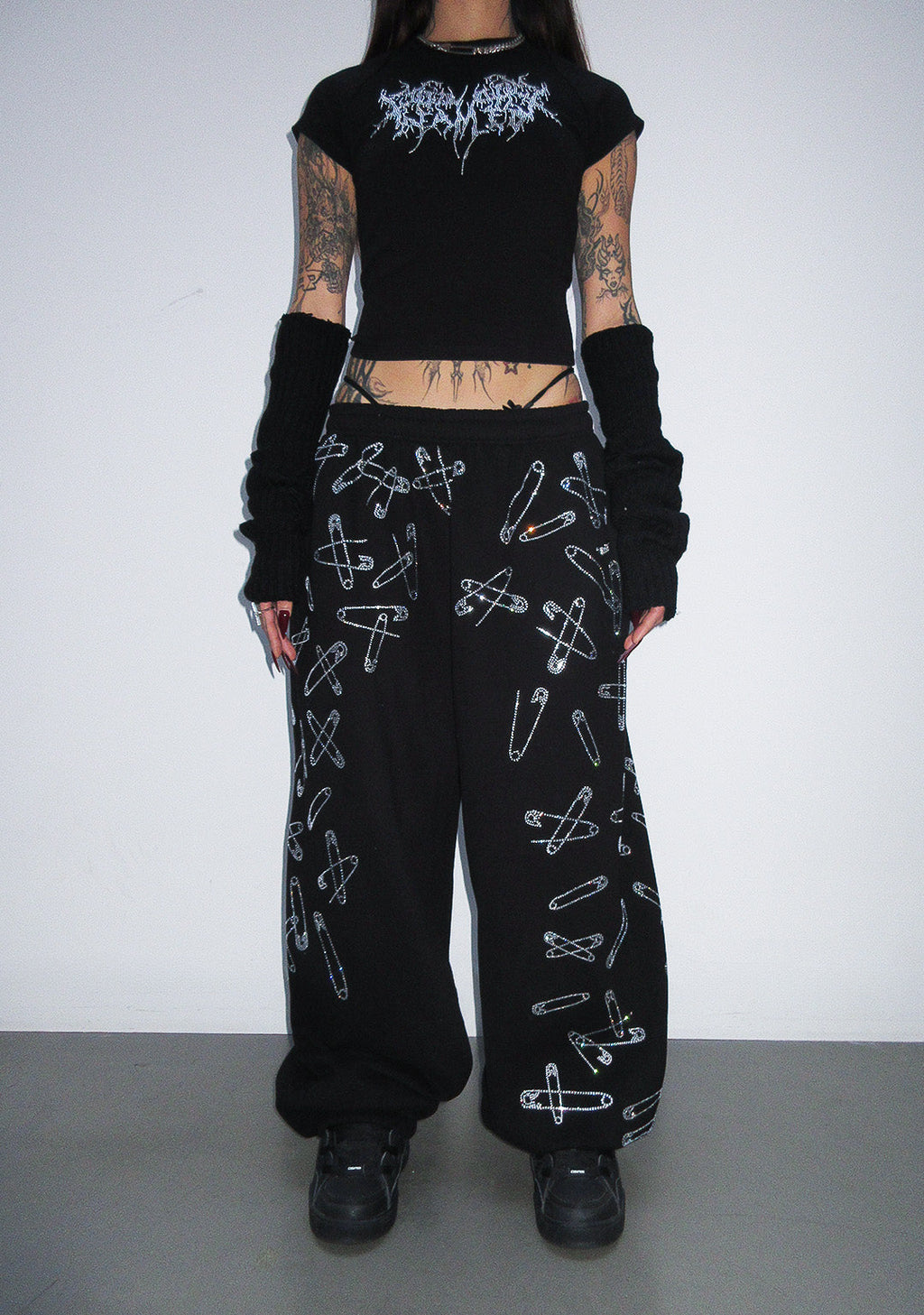 PANTALONI DELLA TUTA OVERSIZE HEIST CON STRASS E SPILLA DA BALIA NERI