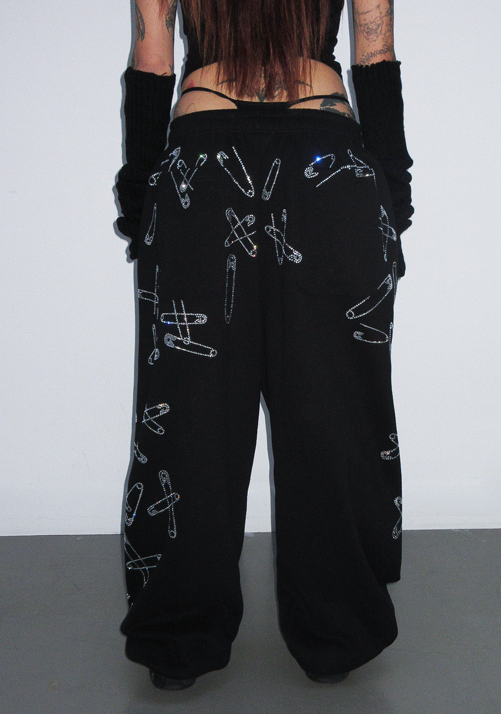 PANTALONI DELLA TUTA OVERSIZE HEIST CON STRASS E SPILLA DA BALIA NERI