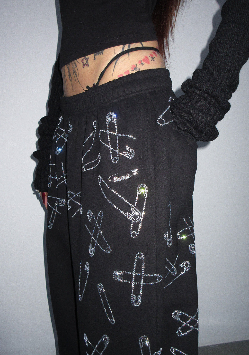 PANTALONI DELLA TUTA OVERSIZE HEIST CON STRASS E SPILLA DA BALIA NERI