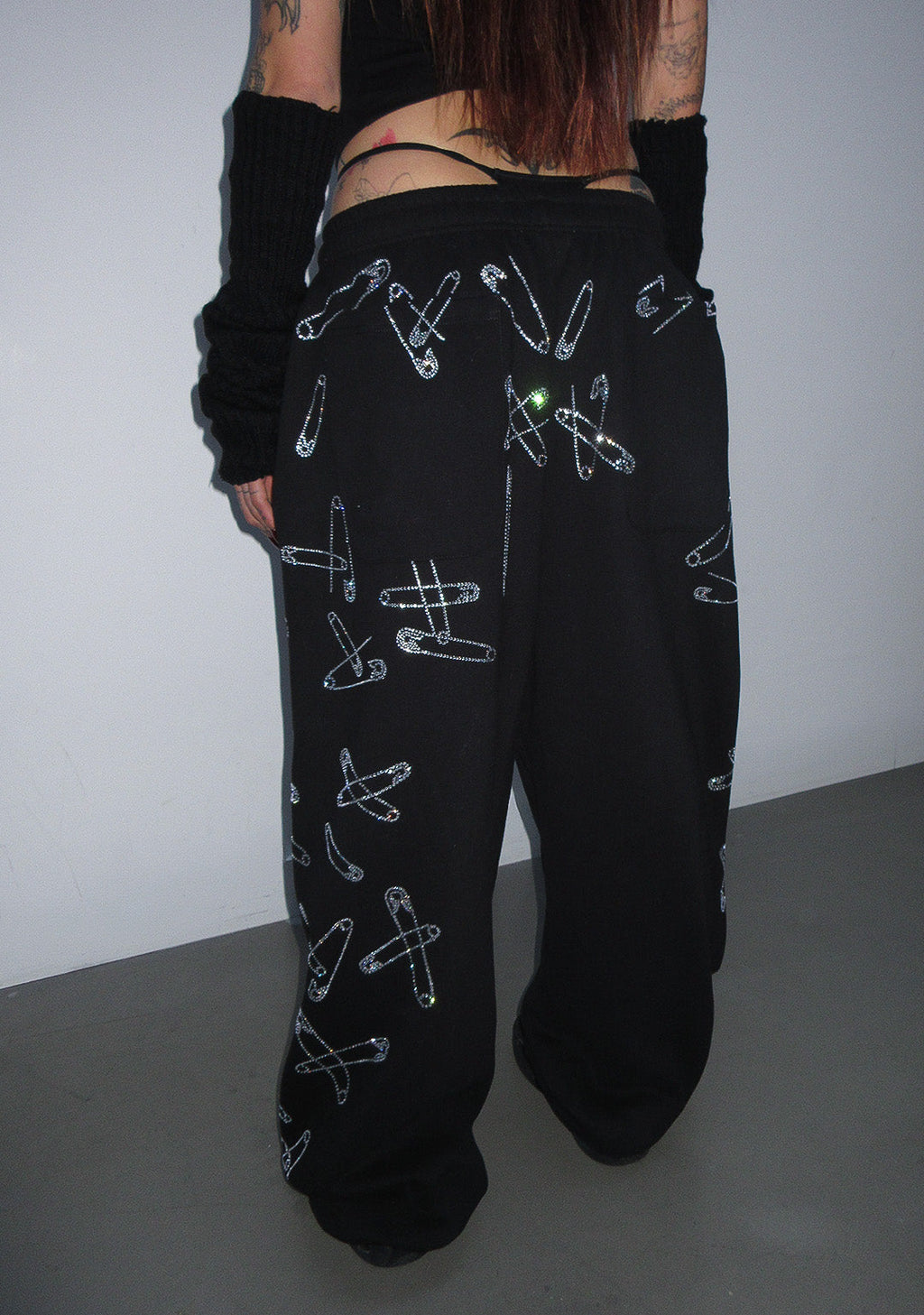 PANTALONI DELLA TUTA OVERSIZE HEIST CON STRASS E SPILLA DA BALIA NERI