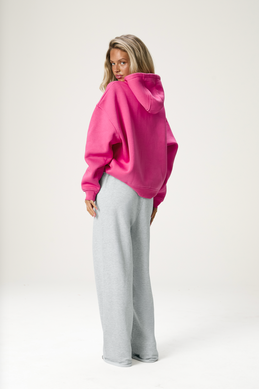 Portez le sweat à capuche en rose vif