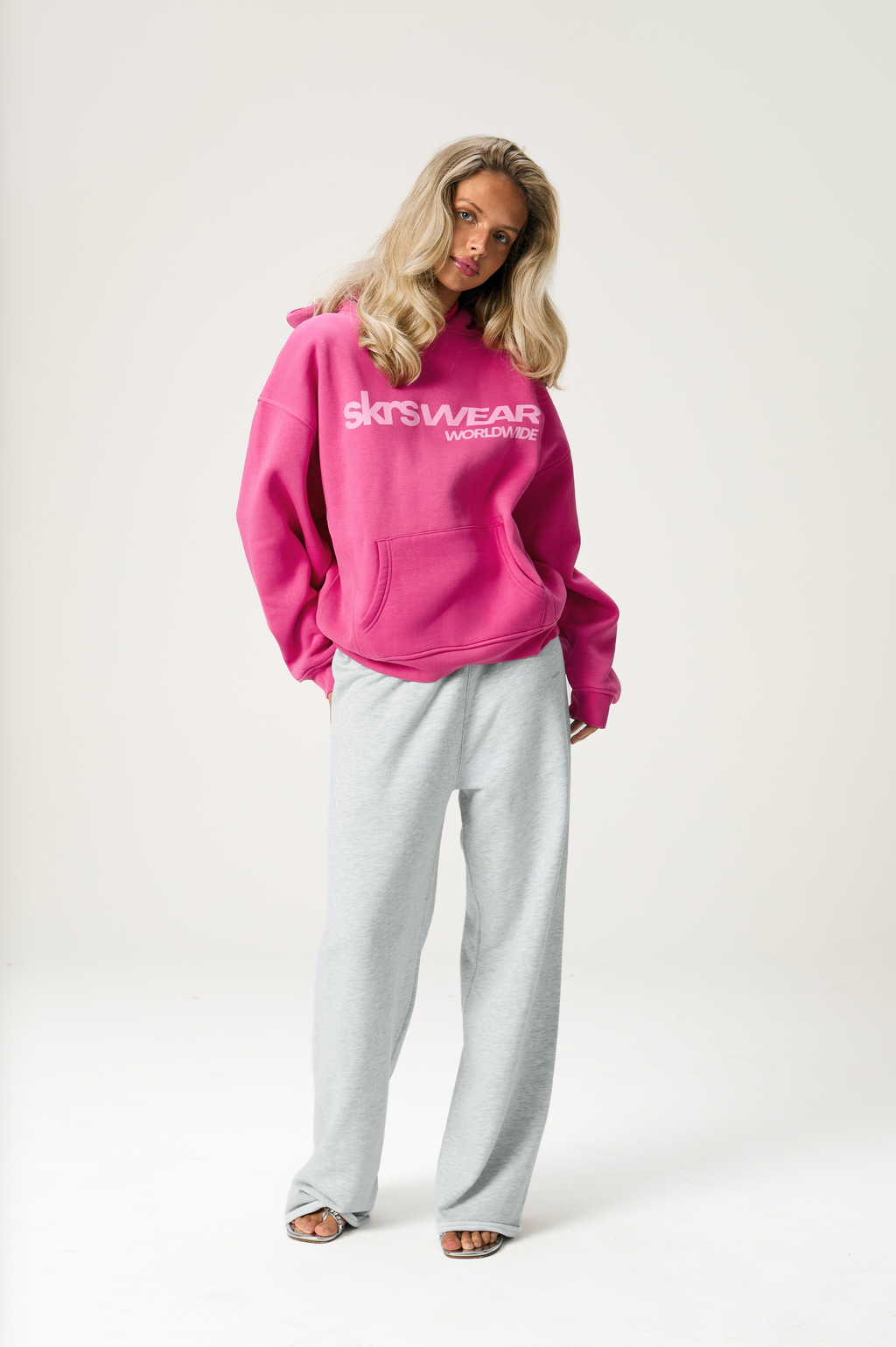 Portez le sweat à capuche en rose vif
