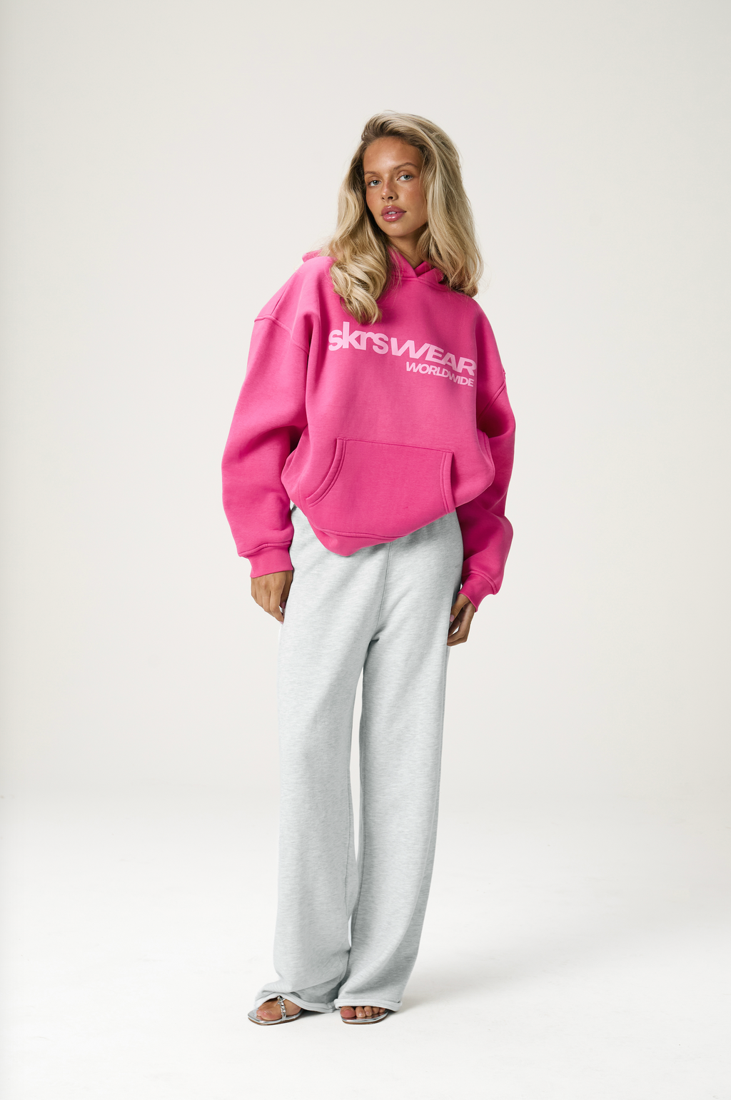 Portez le sweat à capuche en rose vif
