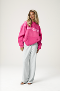 Portez le sweat à capuche en rose vif