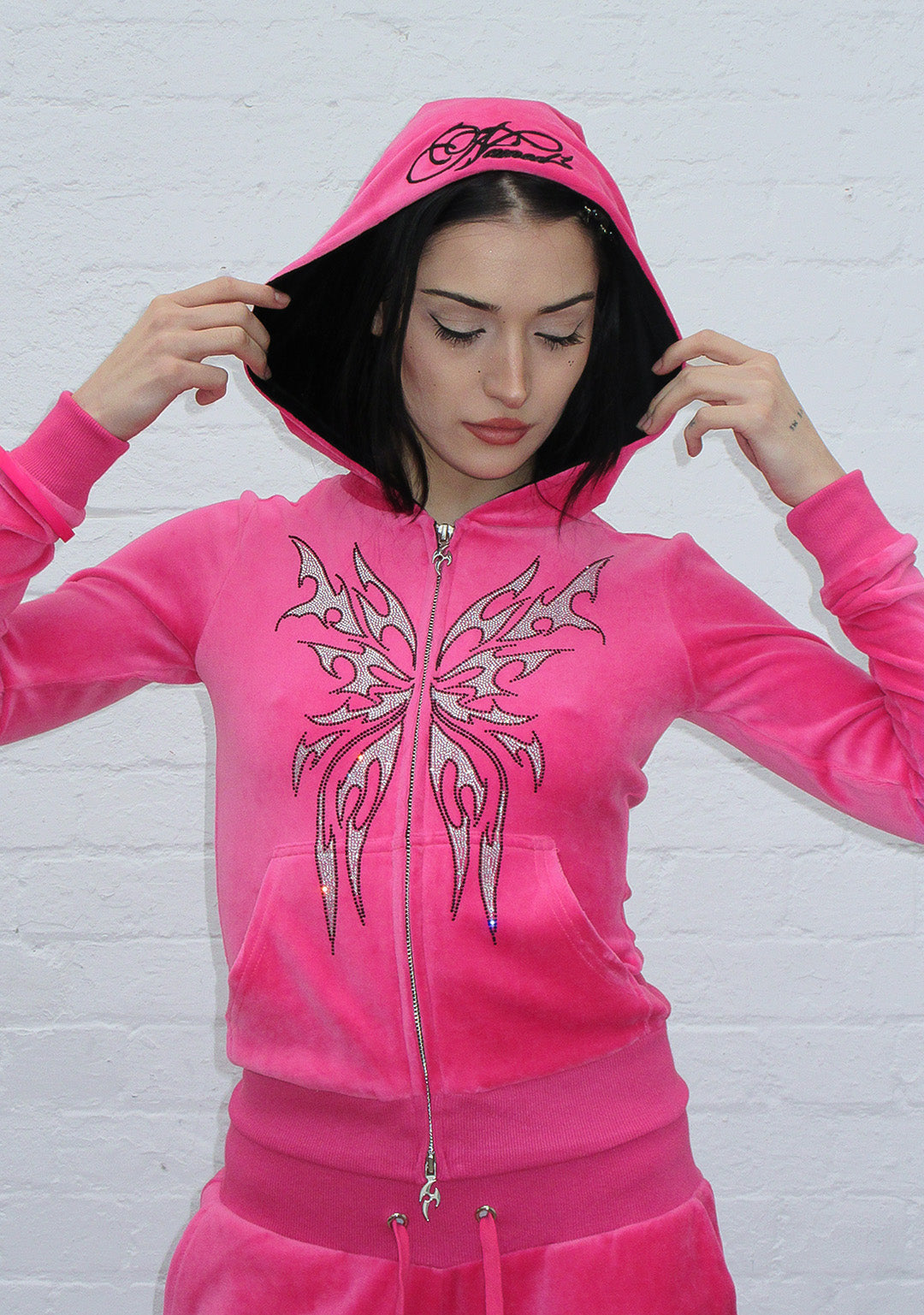 FELPA ADERENTE IN VELOUR CON CAPPUCCIO E ZIP CON STRASS IDOL ROSA FUCSIA