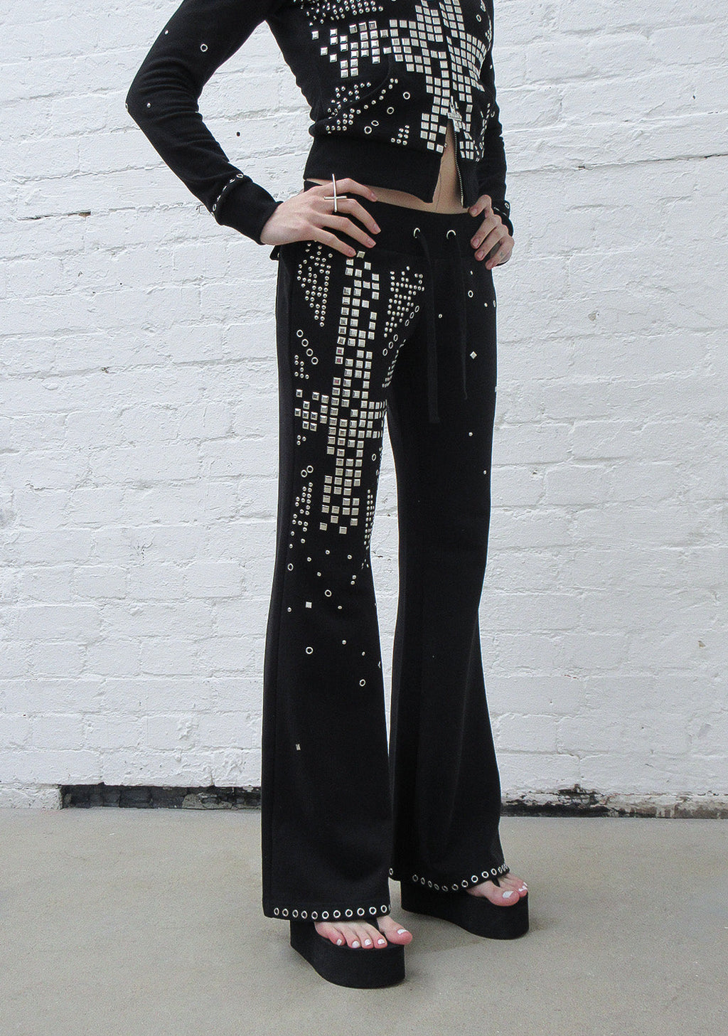 Pantaloni aderenti con borchie KNIGHT, neri