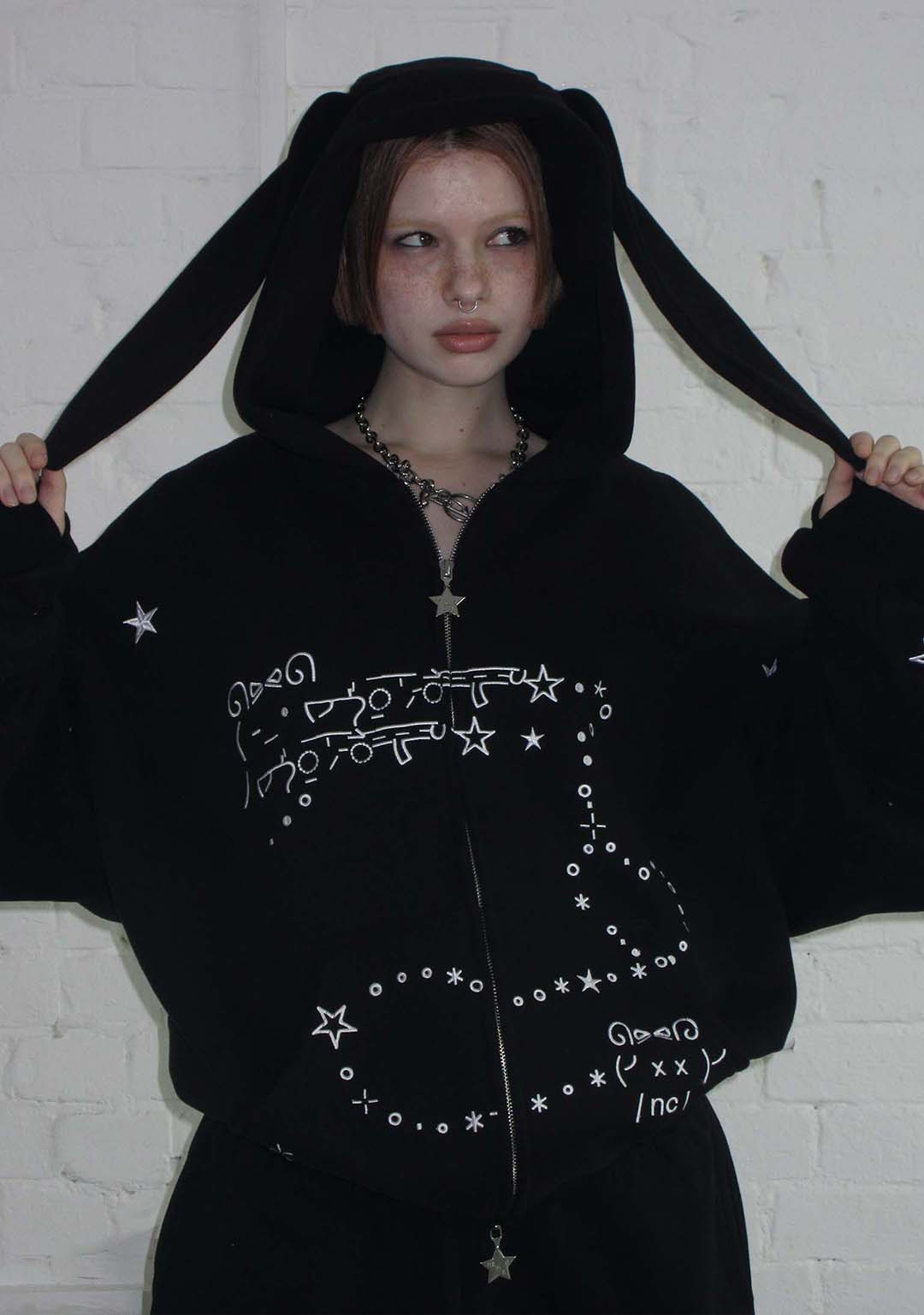 Felpa con cappuccio con zip MALFUNCTION BUNNY nera (orecchie rimovibili)