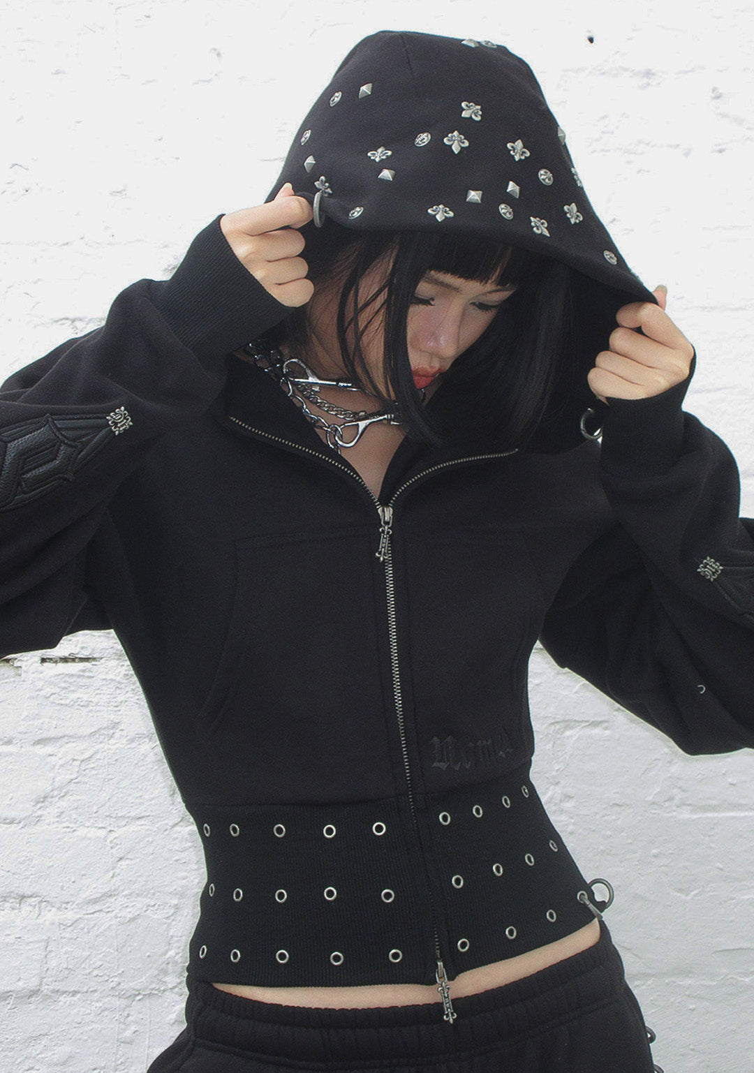 Sudadera corta con capucha y cremallera, cintura entallada y tachuelas MIDNIGHT, negra