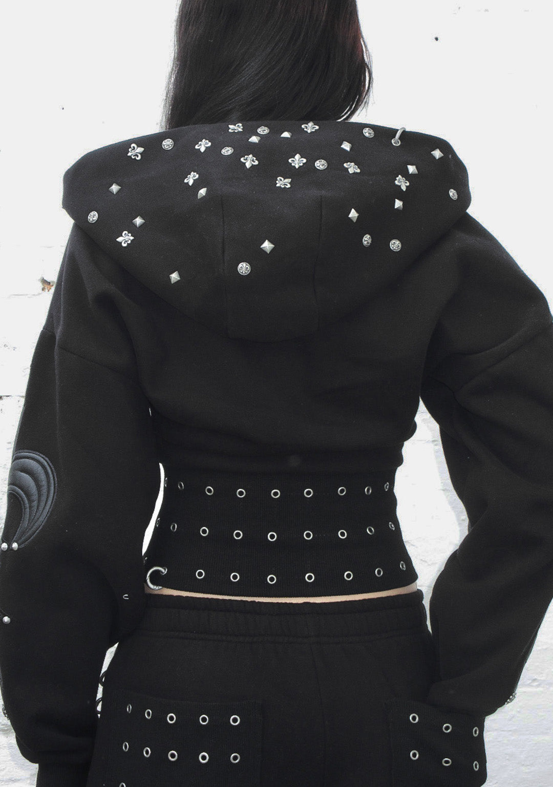 Sudadera corta con capucha y cremallera, cintura entallada y tachuelas MIDNIGHT, negra