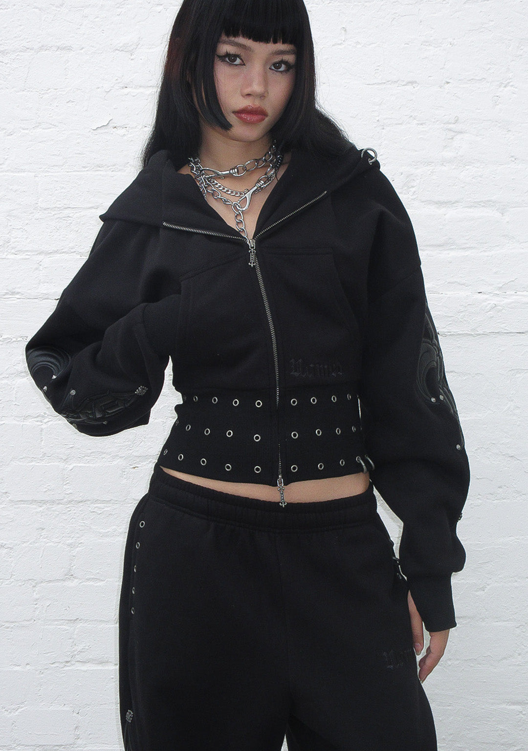 Sudadera corta con capucha y cremallera, cintura entallada y tachuelas MIDNIGHT, negra