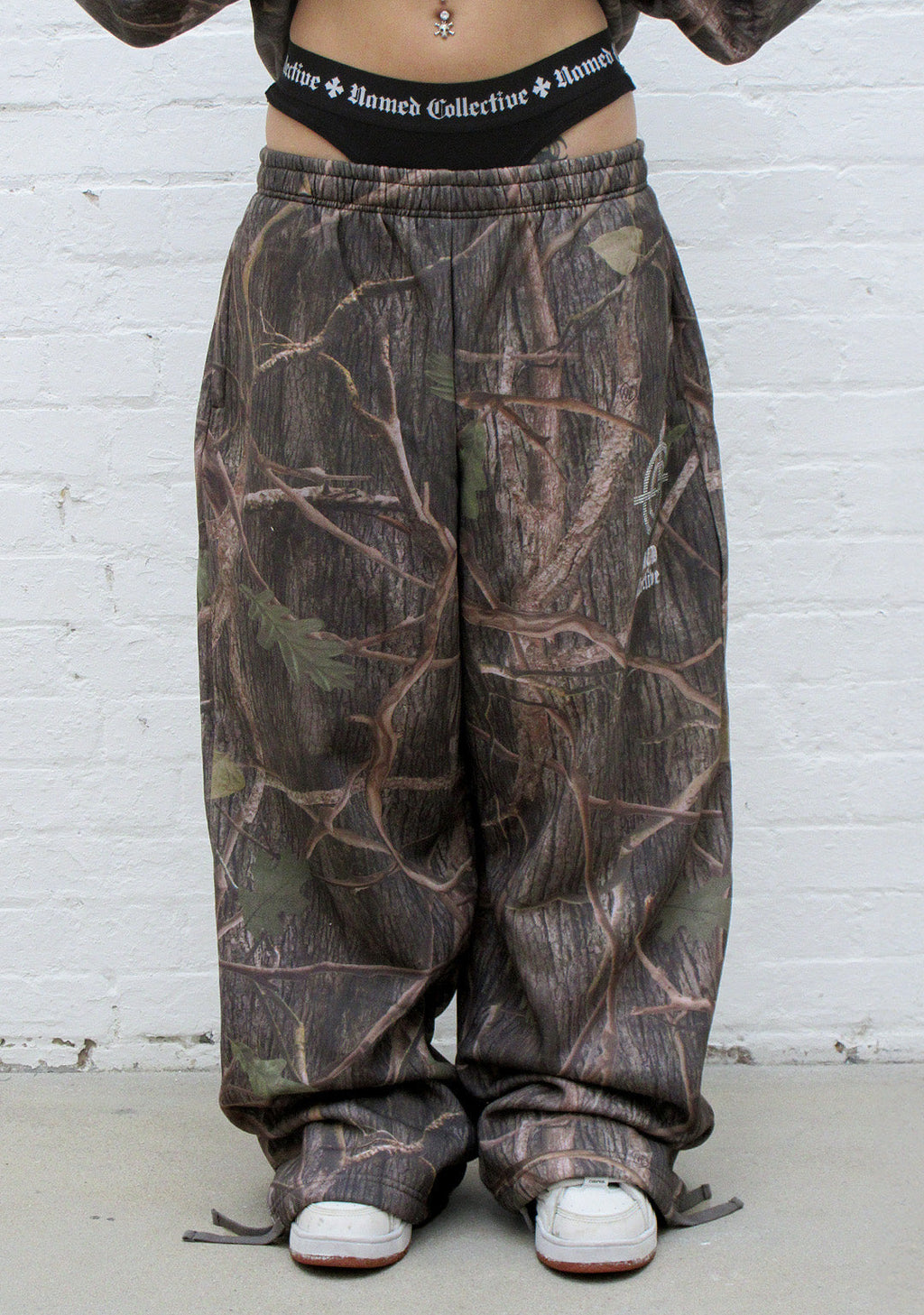 Pantaloni della tuta oversize MISSION mimetica bosco