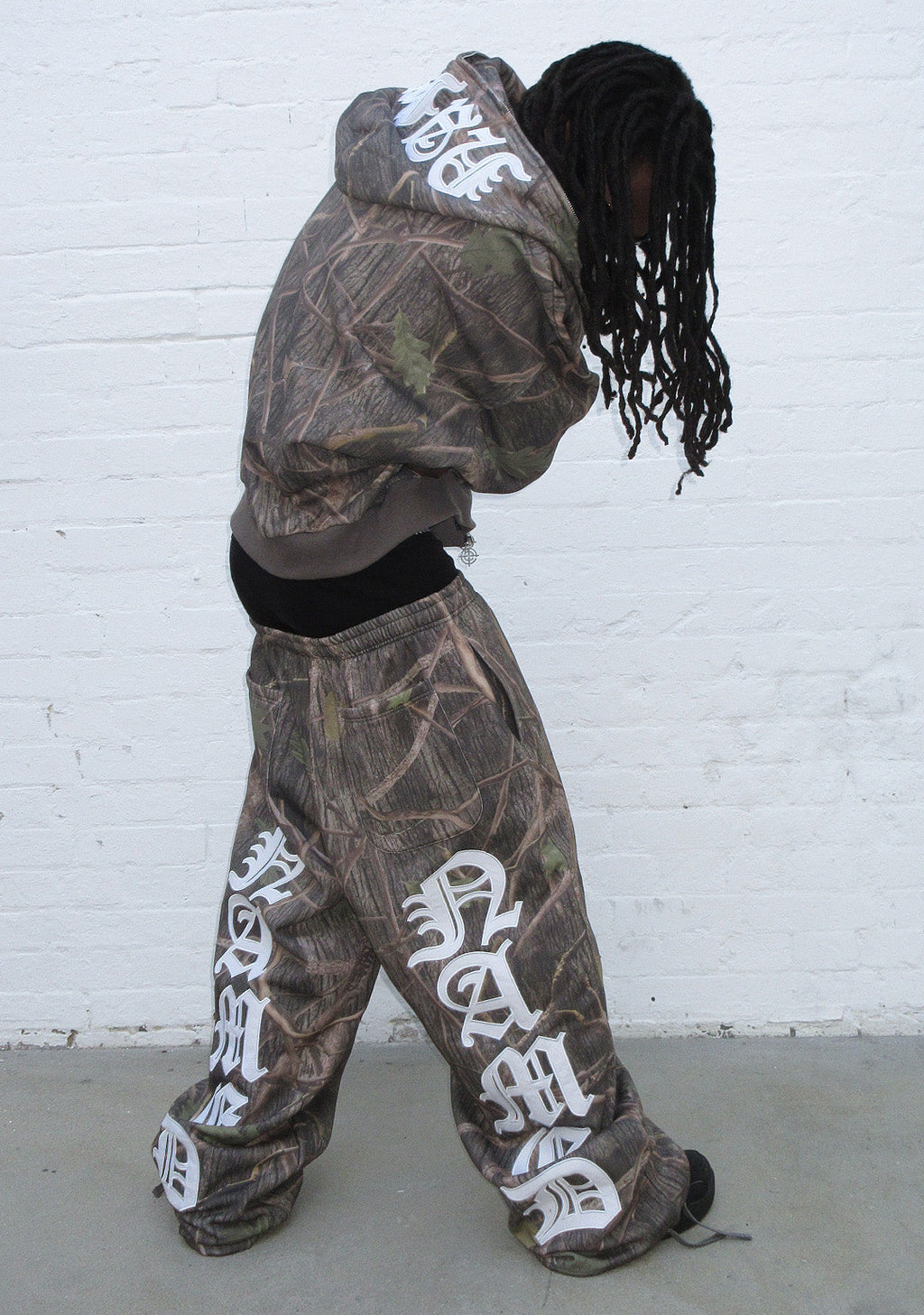 Pantaloni della tuta oversize MISSION mimetica bosco