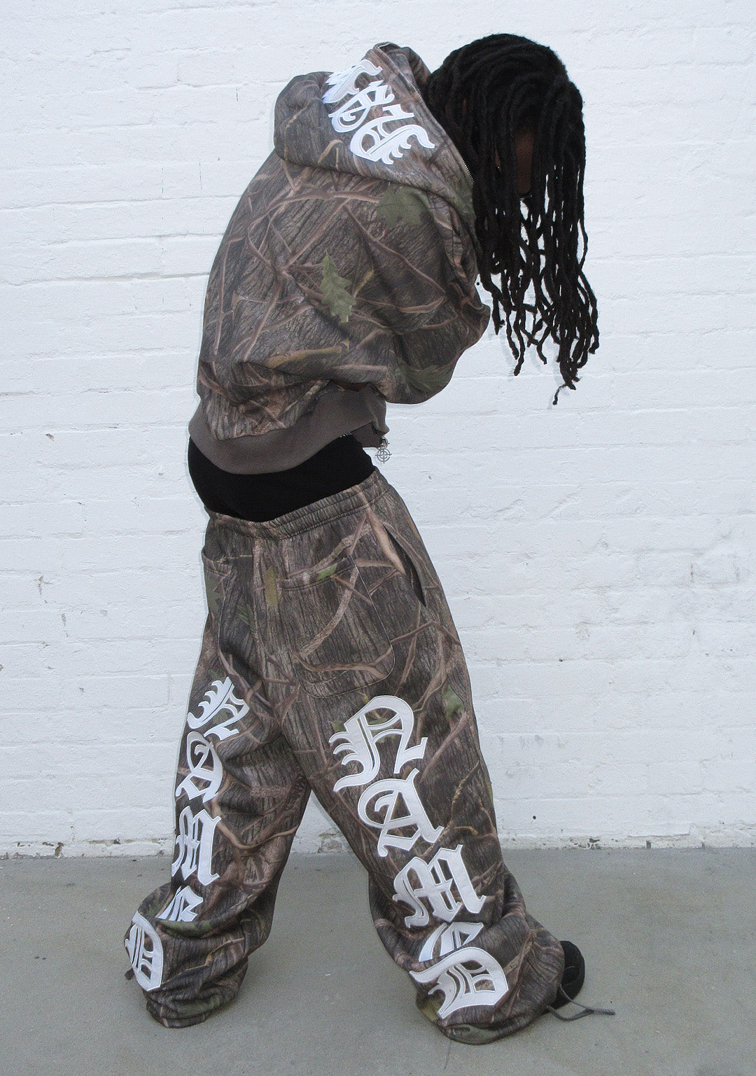 Pantaloni della tuta oversize MISSION mimetica bosco