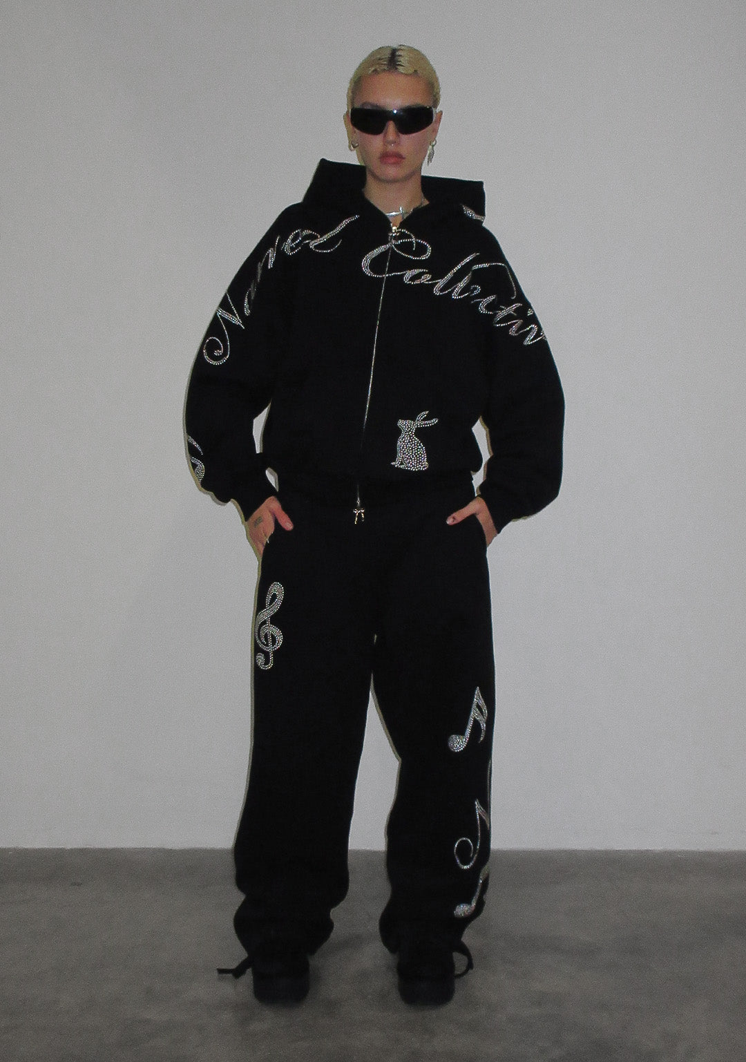 MUSE OVERSIZED SWEATPANTS MET STUDS, ZWART
