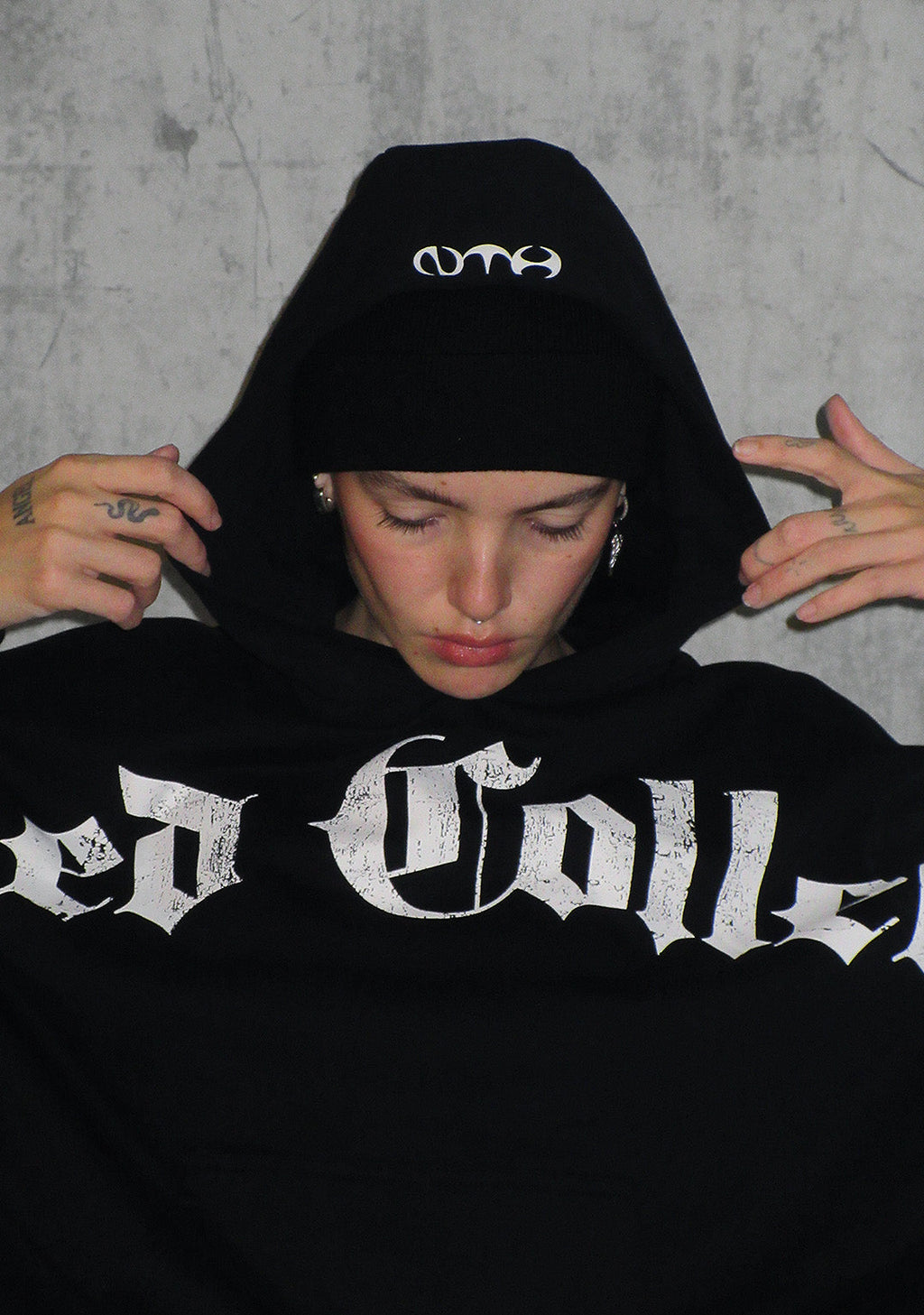 Nth ACTIVE OLD ENGLISH OVERSIZED KAPUZENPULLOVER SCHWARZ