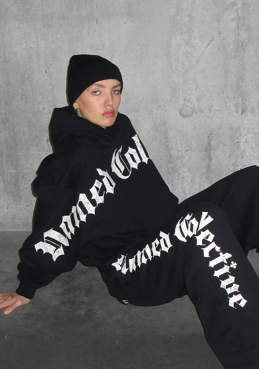 Nth ACTIVE OLD ENGLISH OVERSIZED KAPUZENPULLOVER SCHWARZ