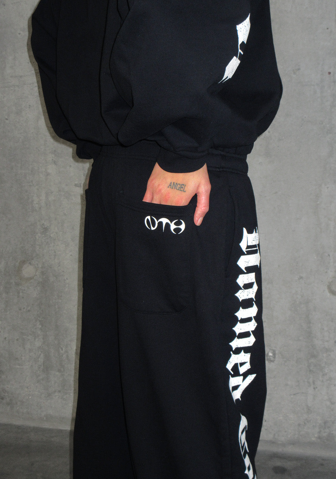 Nth ACTIVE OLD ENGLISH OVERSIZED JOGGER SCHWARZ
