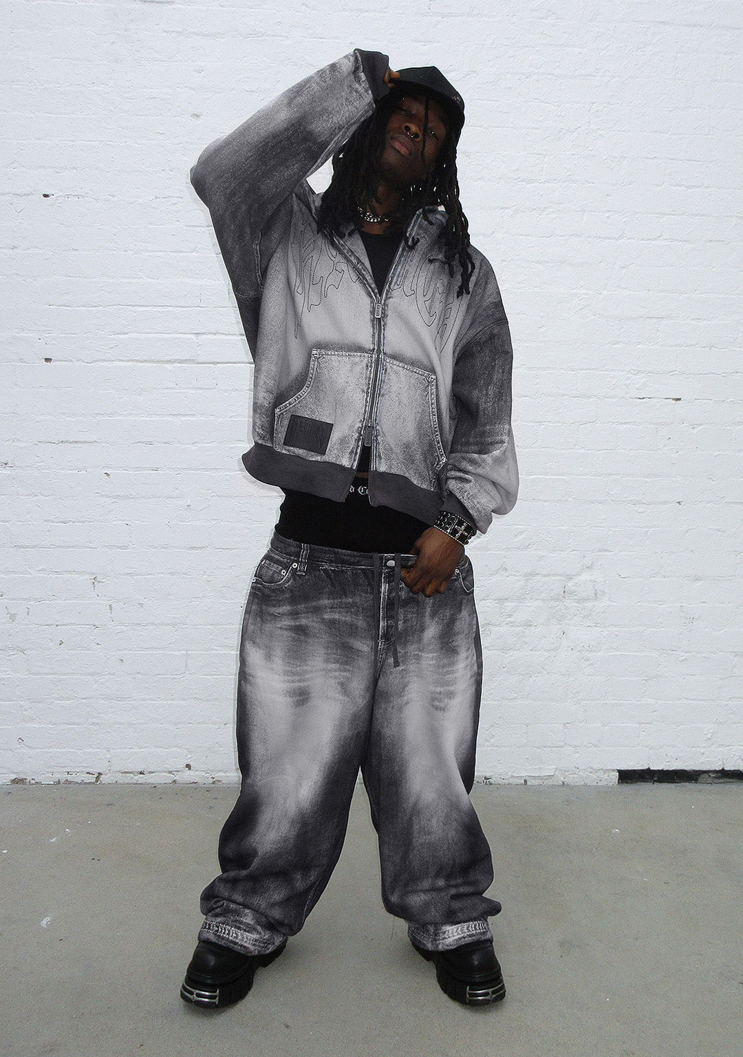 OFF-GRID OVERSIZE-JOGGINGHOSE IN DENIM-OPTIK, GEWASCHENES SCHWARZ
