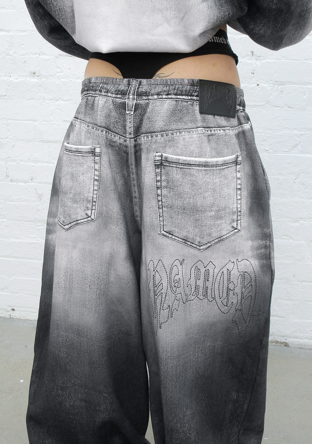 OFF-GRID OVERSIZE-JOGGINGHOSE IN DENIM-OPTIK, GEWASCHENES SCHWARZ